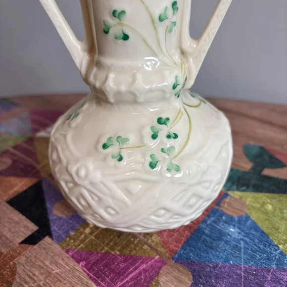 Belleek Shamrock Vintage Porcelain Vase #0857, 6th Mark, Made in Ireland, Cream - Picture 3 of 8
